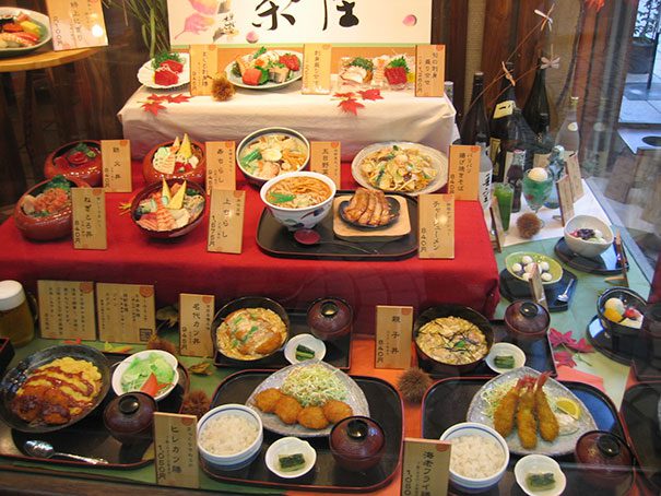 Les restaurants au Japon affichent de faux aliments qui ressemblent aux vrais du menu