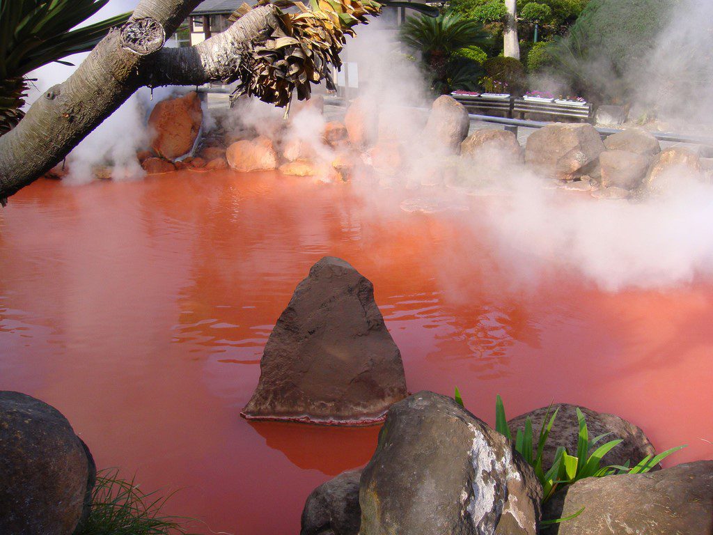 source chaude rouge sang Chinoike Jigoku à Beppu