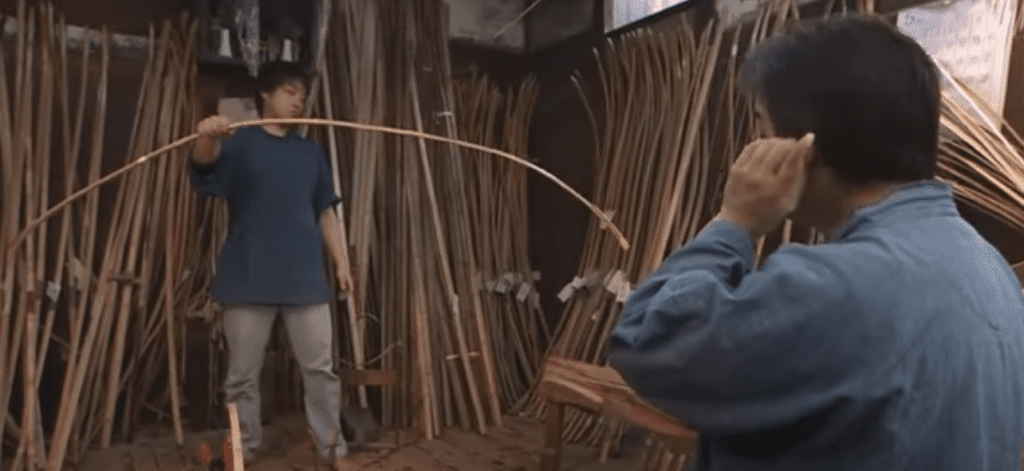 artisans japonais fabriquent des arcs pour les samouraïs et la noblesse depuis des siècles