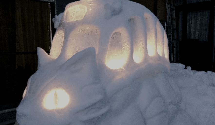 chat bus de Totoro sculpté dans la neige Japon