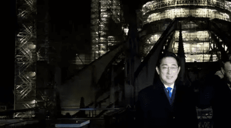 premier ministre japonais visite le chantier de Notre-Dame de Paris