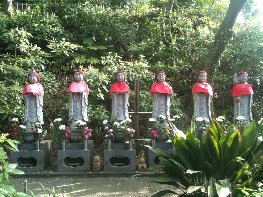 statues voile rouge japon jizo