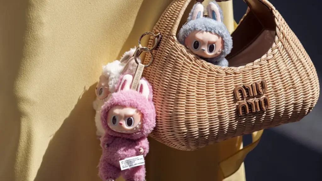 peluches ont envahi les sacs au Japon