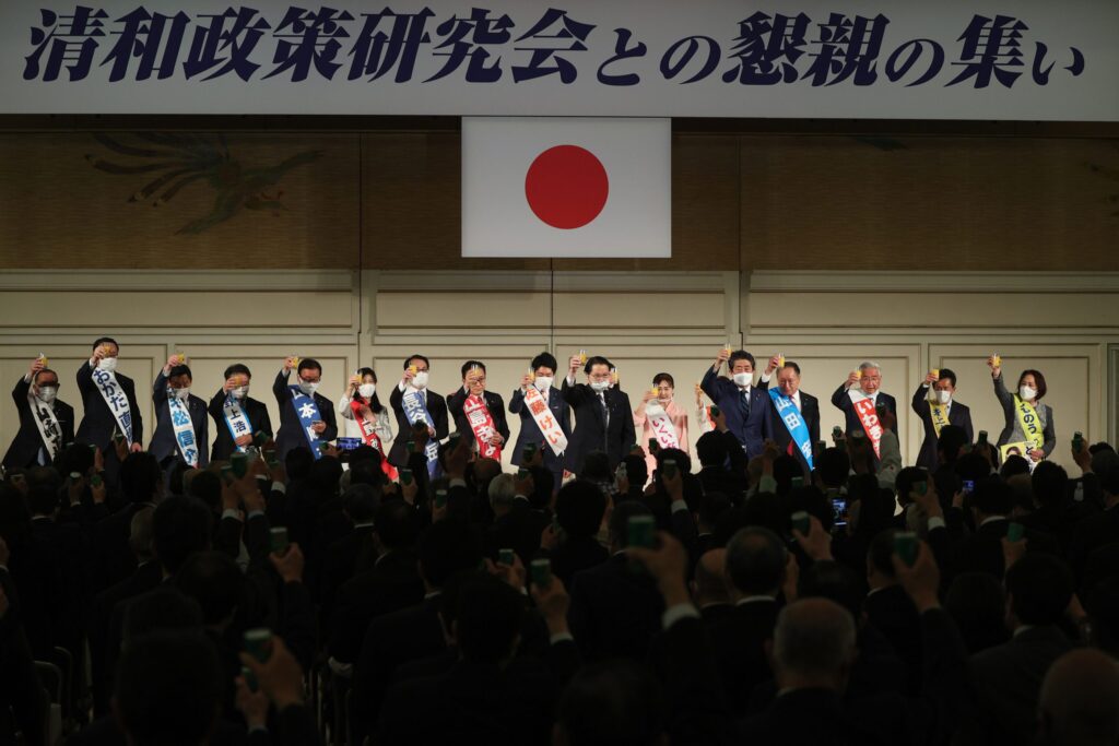 Japon glisse dans l’ère mondiale de l’érosion démocratique